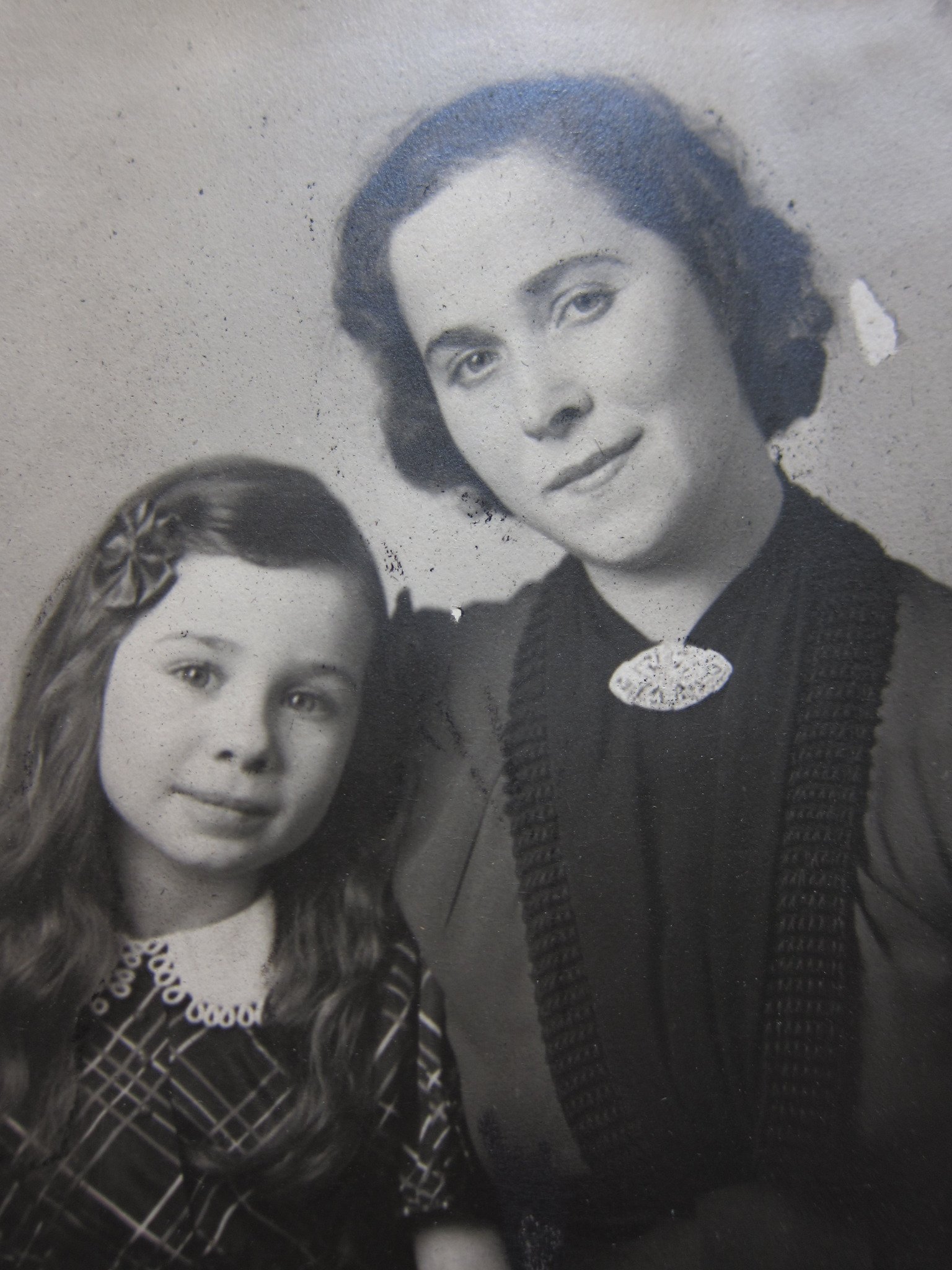 Adele as a child with her mother, Dorothy Grossman